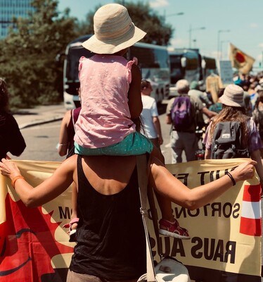 Protest gegen das Greenwashing von Atom und Erdgas. Die PLAGE war in Straßburg dabei.